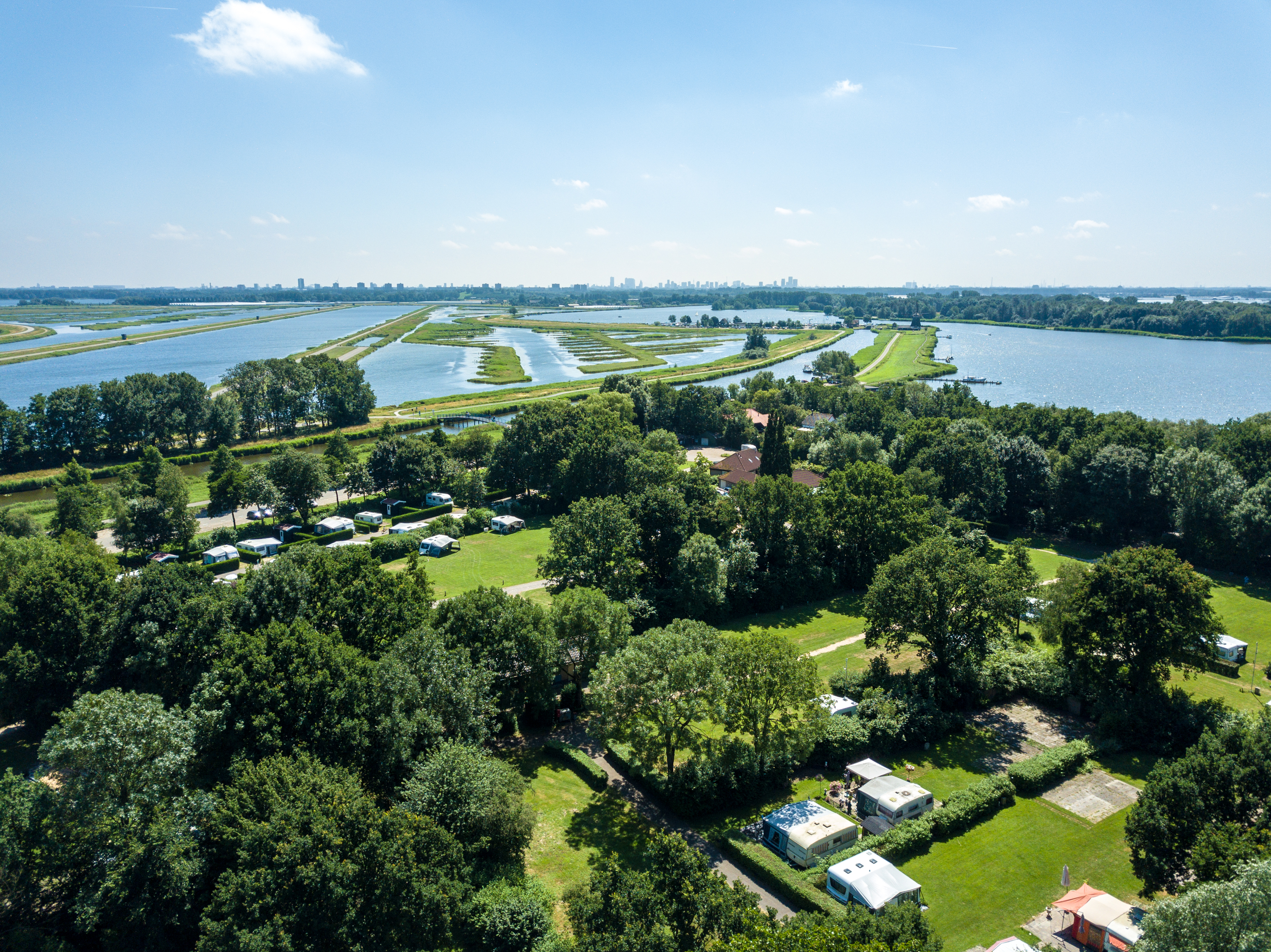 Ook de camping ligt er prachtig bij. Op de achtergrond de Willem-Alexanderbaan (Roeien)